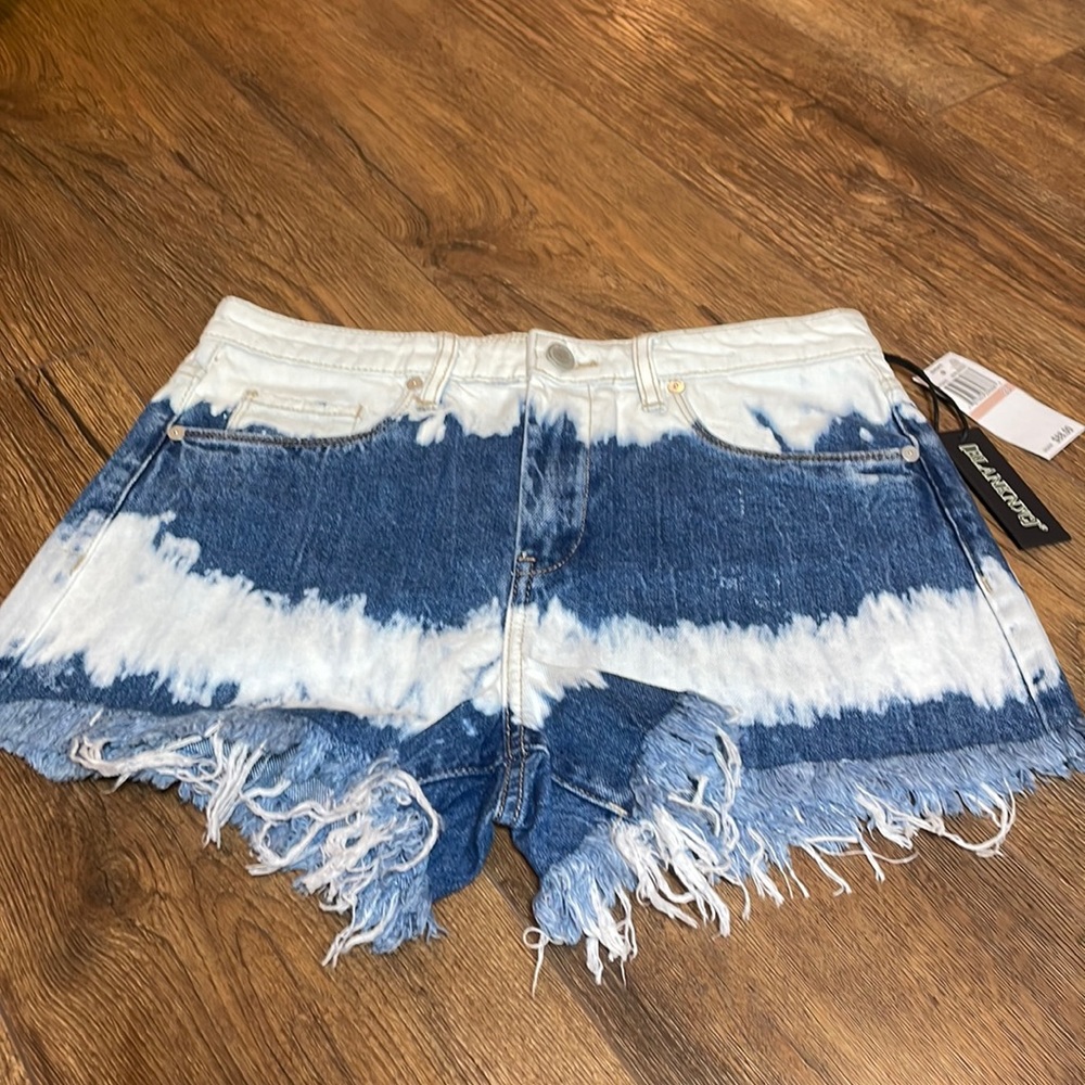 Blank NYC 💙🤍 short Sz 28 inseam 3 inch  NWT💙🤍bleached